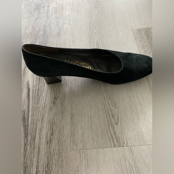 Vintage SALVATORE FERRAGAMO pumps/heels Size 10. Black Suede - Picture 6 of 10